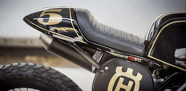 Coque arrière moto avec selle vintage pour café racer