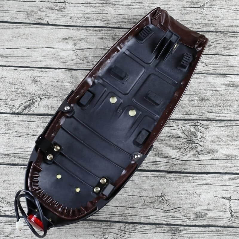 Selle Café Racer avec coque arrière et feu intégré